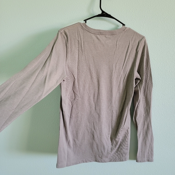 ‼️Sold‼️Carhartt women's long sleeve shirt - Picture 3 of 4